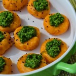 CANNELLONI Z BATATEM, CZERWONĄ FASOLĄ I CYTRYNOWYM PESTO Z POKRZYWY