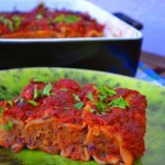 SAŁATKA Z GRUSZKĄ, WEGAŃSKIM „SEREM PLEŚNIOWYM” I ORZECHAMI