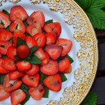 TARTA Z KREMEM CZEKOLADOWYM Z AWOKADO I KWIATAMI DZIKIEGO BZU