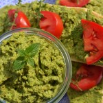 KLOPSIKI Z BOBU I KASZY JAGLANEJ Z AROMATYCZNYM SOSEM POMIDOROWYM