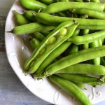 CZEKOLADOWE CIASTO Z SUROWĄ KASZĄ GRYCZANĄ, TRUSKAWKAMI I KWIATAMI DZIKIEGO BZU