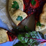 CZEKOLADOWE CIASTO Z SUROWĄ KASZĄ GRYCZANĄ, TRUSKAWKAMI I KWIATAMI DZIKIEGO BZU