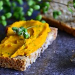 ORKISZOWA FOCACCIA Z POMIDORAMI, ROZMARYNEM, OREGANO I MIĘTĄ