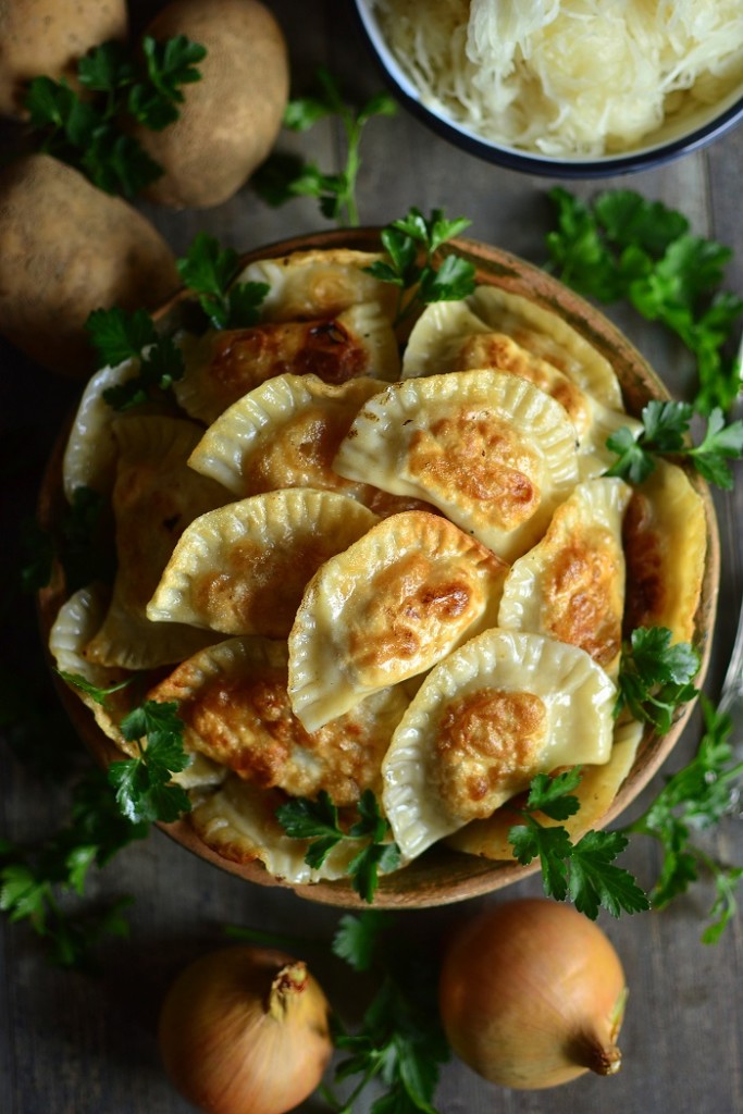 KUJAWSKIE PIEROGI Z ZIEMNIAKAMI I KISZONĄ KAPUSTĄ weganon.pl